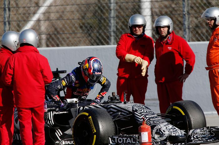 Daniil Kvyat, Red Bull Racing RB11 detenido en pista