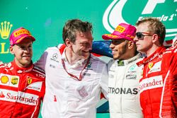 Podyum: James Allison, Mercedes Teknik Direktörü, yarış galibi Lewis Hamilton, Mercedes AMG F1, 2. S