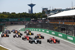 Start: Valtteri Bottas, Mercedes AMG F1 leads