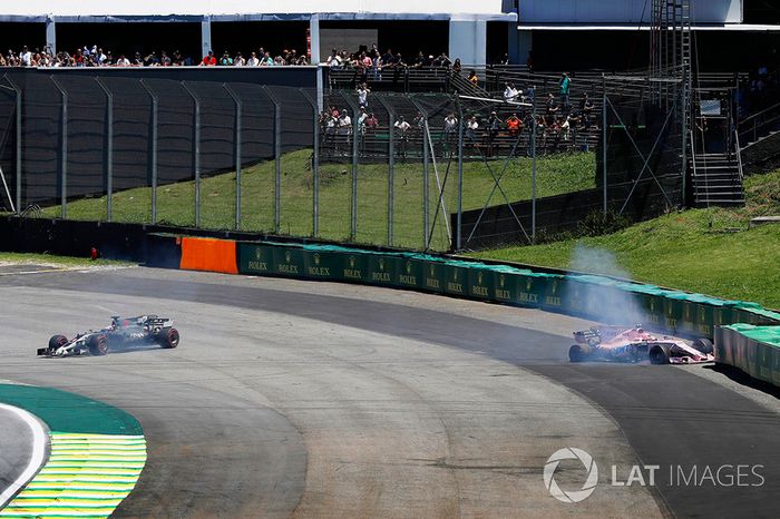 Romain Grosjean, Haas F1 Team VF-17 and Esteban Ocon, Sahara Force India F1 VJM10 crash