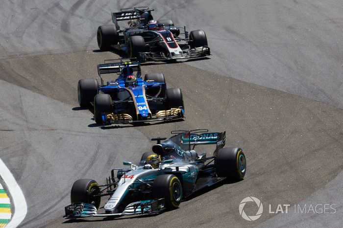 Lewis Hamilton, Mercedes AMG F1 W08, Pascal Wehrlein, Sauber C36, Romain Grosjean, Haas F1 Team VF-17