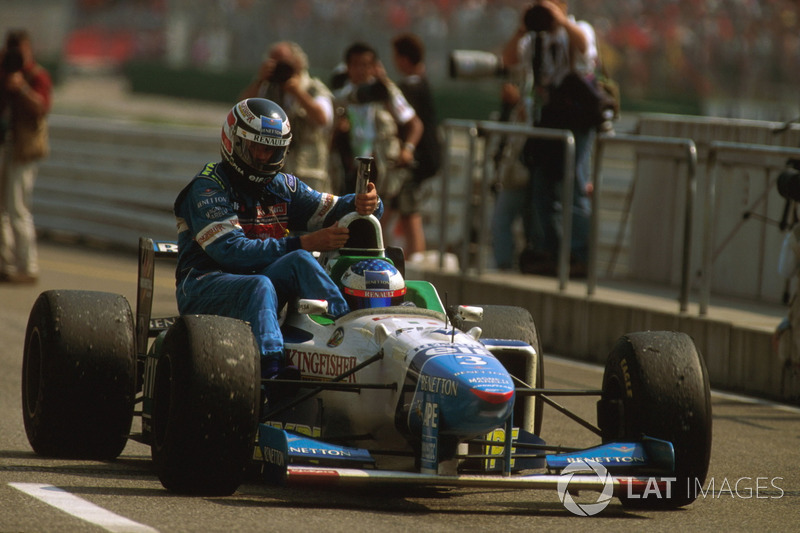 Jean Alesi, Benetton B196 lleva sobre su coche a Gerhard Berger, Benetton