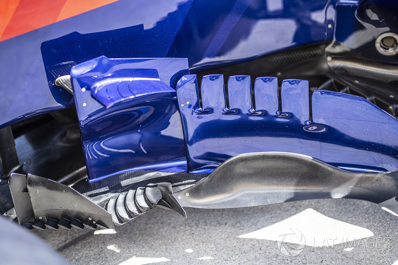 Scuderia Toro Rosso STR13 barge boards