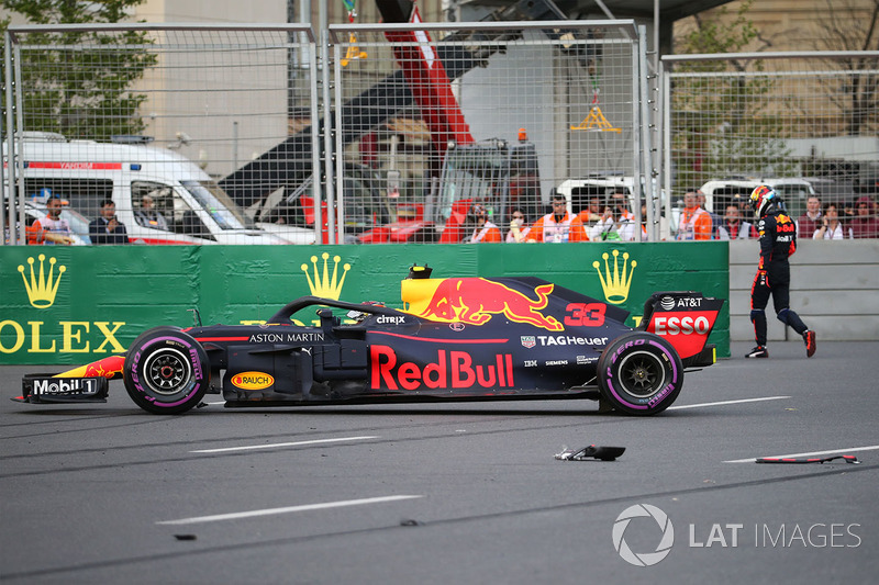 El coche accidentado de Max Verstappen, Red Bull Racing RB14