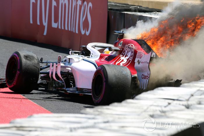 Marcus Ericsson, Sauber C37 crashes in FP1 and catches fire