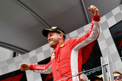 Il vincitore della gara Sebastian Vettel, Ferrari, festeggia sul podio