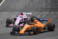 Stoffel Vandoorne, McLaren MCL33 et Sergio Perez, Force India VJM11