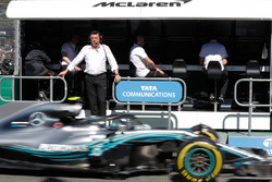 Eric Boullier, directeur de la compétition, McLaren, tandis que Valtteri Bottas, Mercedes AMG F1 W09, passe