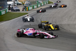 Sergio Perez, Force India VJM11, en lutte avec Carlos Sainz Jr., Renault Sport F1 Team R.S. 18