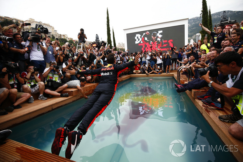 A Red Bull fergeteges monacói medencés partija