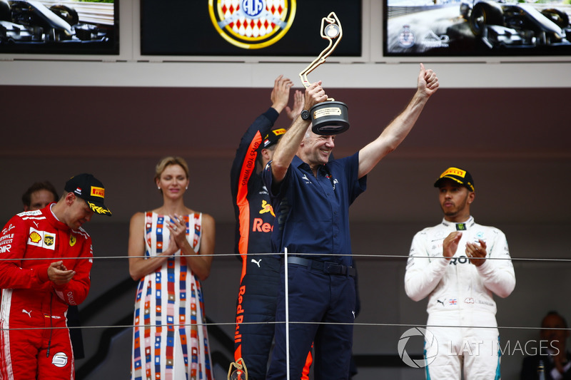 Adrian Newey, directeur technique, Red Bull Racing, fête la victoire avec Daniel Ricciardo, Red Bull Racing, Lewis Hamilton, Mercedes AMG F1 et Sebastian Vettel, Ferrari