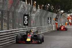 Daniel Ricciardo, Red Bull Racing RB14, devant Sebastian Vettel, Ferrari SF71H