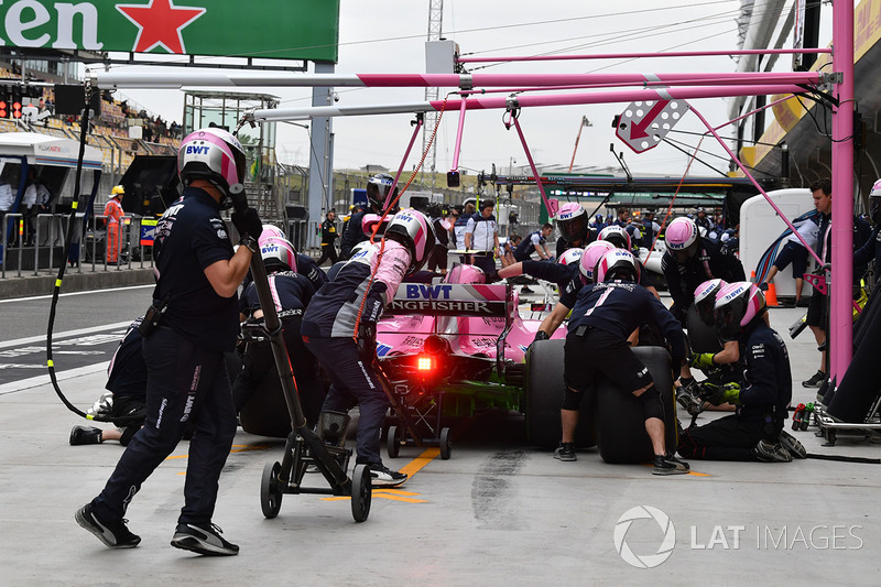 Arrêt au stand d'Esteban Ocon, Force India VJM11