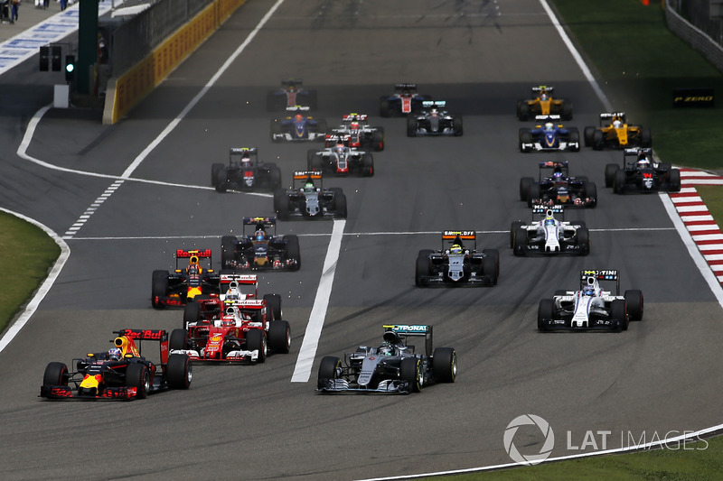 Daniel Ricciardo, Red Bull Racing RB12 lidera Nico Rosberg, Mercedes-Benz F1 W07 Hybrid y Kimi Raikkonen, Ferrari SF16-H al inicio de la carrera