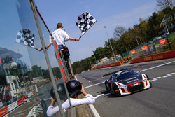 Yarış galibi #66 Attempto Racing Audi R8 LMS: Steijn Schothorst, Kelvin van der Linde