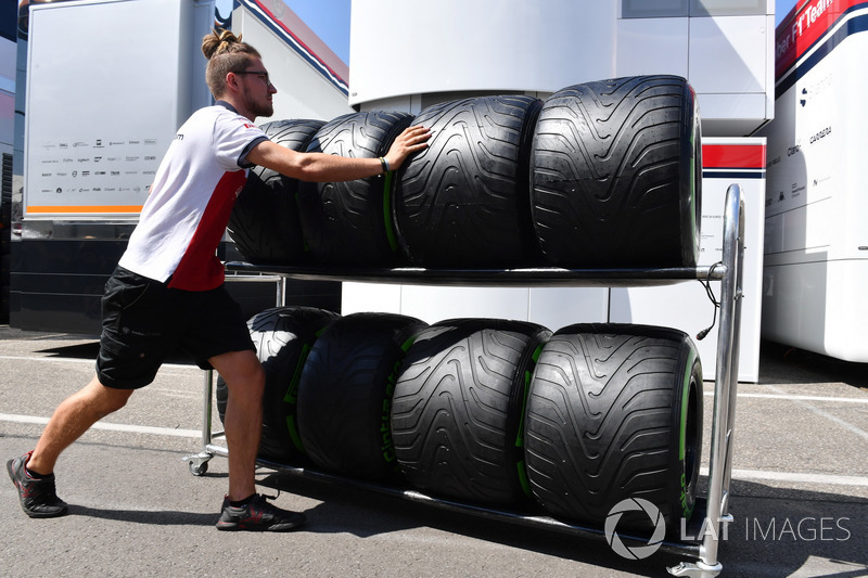 Un meccanico Sauber con degli pneumatici Pirelli