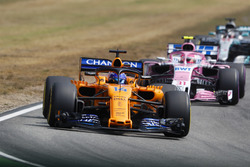 Fernando Alonso, McLaren MCL33, Esteban Ocon, Force India VJM11,y Lewis Hamilton, Mercedes AMG F1 W09