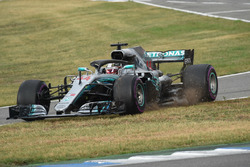 Lewis Hamilton, Mercedes-AMG F1 W09 cruza la hierba en la entrada del pit lane