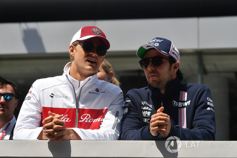 Marcus Ericsson, Sauber and Sergio Perez, Force India on the drivers parade