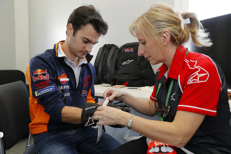 Dani Pedrosa, Repsol Honda Team, avec ses gants