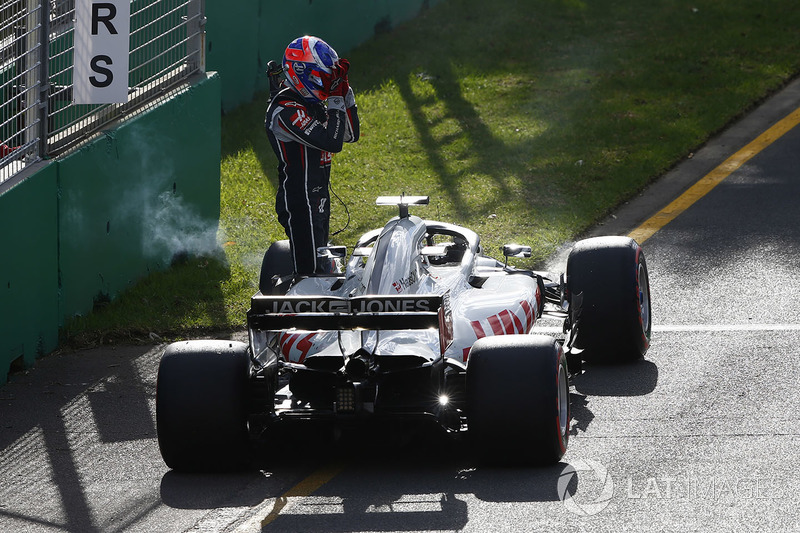 Romain Grosjean, Haas F1 Team VF-18 Ferrari, sort de sa voiture et abandonne