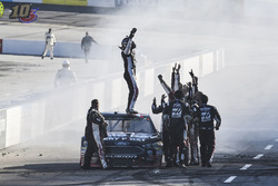 Clint Bowyer, Stewart-Haas Racing, Ford Fusion Haas Automation Demo Day, celebra después de ganar en