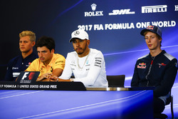 Marcus Ericsson, Sauber C36, Carlos Sainz Jr., Renault Sport F1 Team, Lewis Hamilton, Mercedes AMG F
