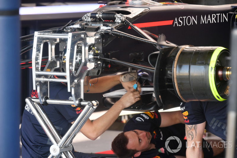Red Bull Racing RB14, az első felfüggesztés részletei