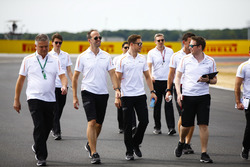 Stoffel Vandoorne, McLaren, Gil de Ferran pist yürüyüşü