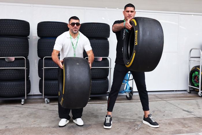 Alex Pereira and Sergio Aguero in front of the Stake F1 Team Kick Sauber garage