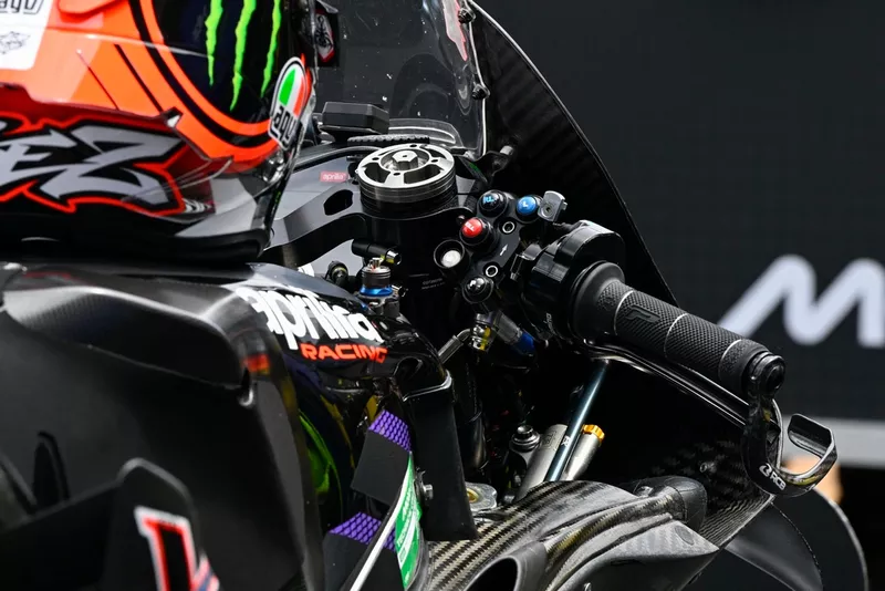  L'Aprilia de Marco Bezzecchi dans le parc fermé 