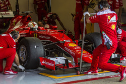 Sebastian Vettel test de Pirelli-banden voor 2017 met de Ferrari SF15-T