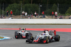 Ромен Грожан, Haas F1 Team VF-16 їде попереду Естебана Гутьєрреса, Haas F1 Team VF-16