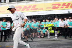 Победитель - Льюис Хэмилтон, Mercedes AMG F1 празднует с командой