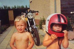 Jeugdfoto's Tim en Tom Coronel