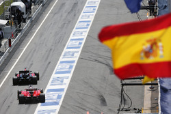 Fernando Alonso, McLaren MP4-31 devant Sebastian Vettel, Ferrari SF16-H