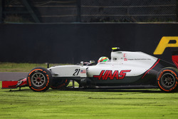 Esteban Gutierrez, Haas F1 Team VF-16 repart après un tête-à-queue