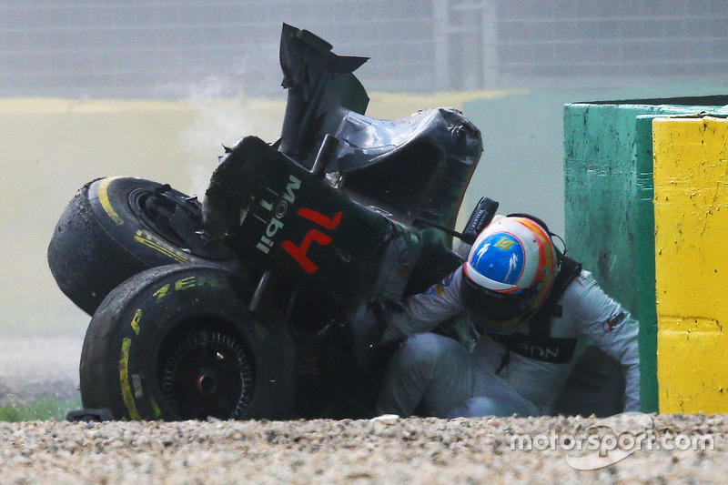 Fernando Alonso, McLaren MP4-31 sale de sua auto después del fuerte accidente