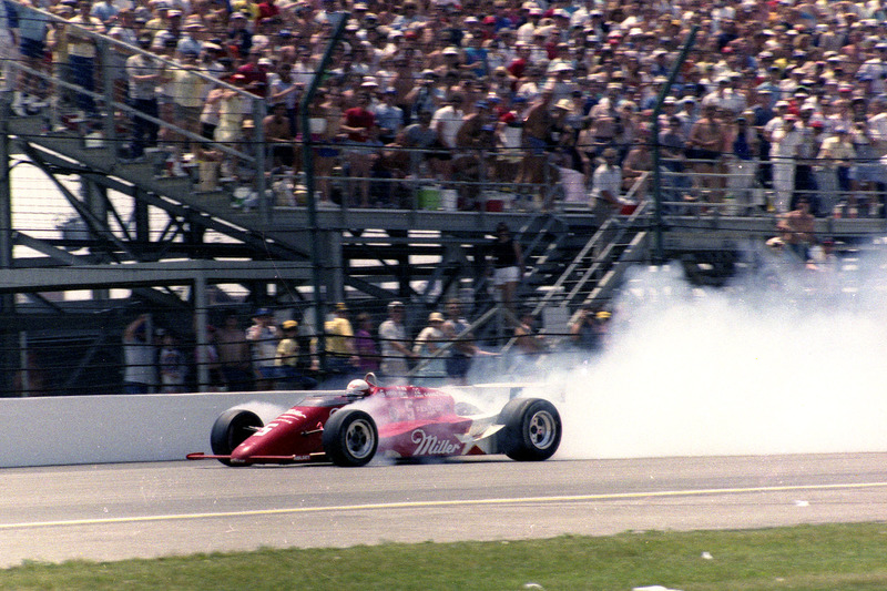 Danny Sullivan in de achtervolging