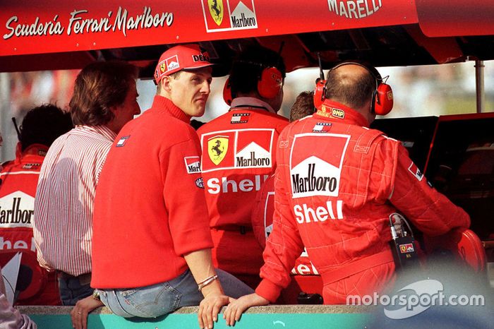 Michael Schumacher, Ferrari puede ver sólo desde el muro del pitlane