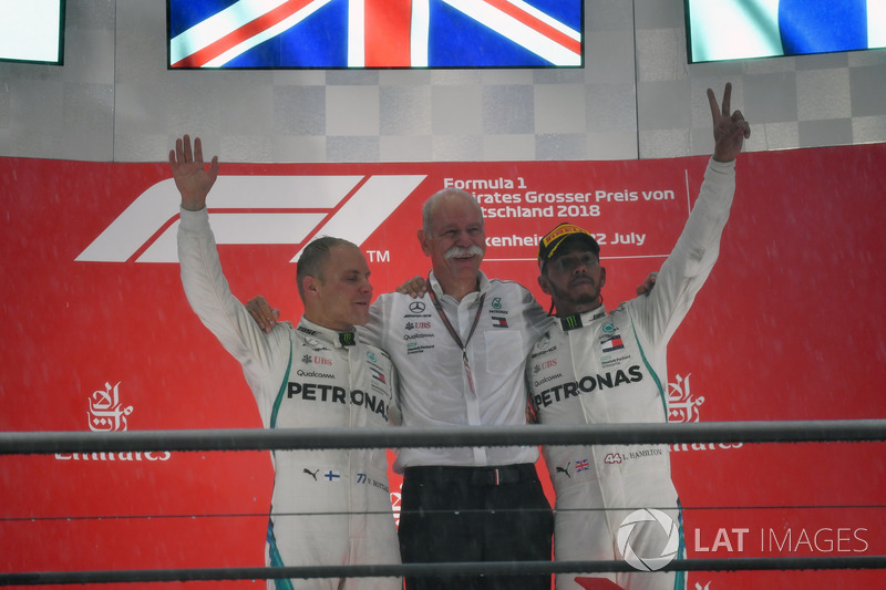 Valtteri Bottas, Mercedes-AMG F1, Dr. Dieter Zetsche, CEO de Daimler AG y Lewis Hamilton, Mercedes-AMG F1