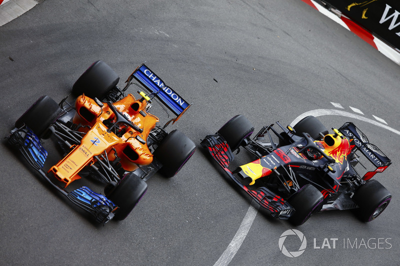 Stoffel Vandoorne, McLaren MCL33, devant Max Verstappen, Red Bull Racing RB14