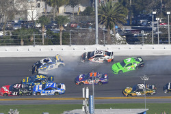 Chase Elliott, Hendrick Motorsports Chevrolet Camaro, Danica Patrick, Premium Motorsports Chevrolet Camaro, Kasey Kahne, Leavine Family Racing Chevrolet Camaro pris dans un crash