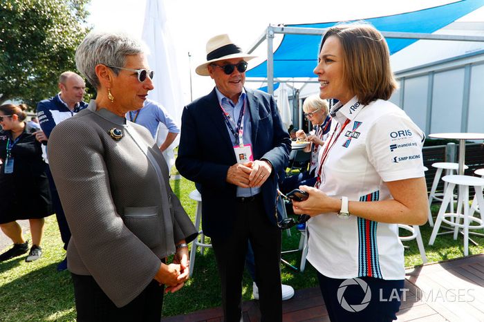 La Honorable Linda Dessau AC, Gobernadora de Victoria, se encuentra con Claire Williams, Subdirectora de Equipo, Williams Martini Racing