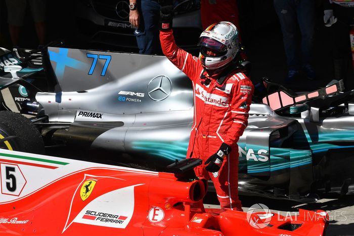 Ganador de la carrera Sebastian Vettel, Ferrari SF70H celebra en parc ferme