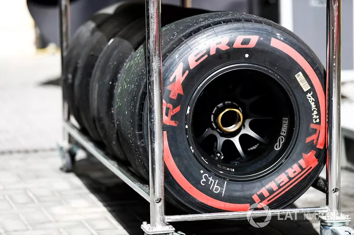 Neumáticos Pirelli rojos y suaves en un rack