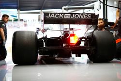 Haas mecánicos trabajando en el equipo Kevin Magnussen Haas F1 Team VF-18