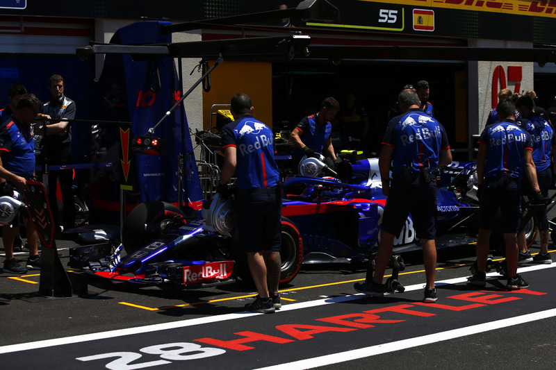 Pierre Gasly, Toro Rosso STR13, in the pit lane