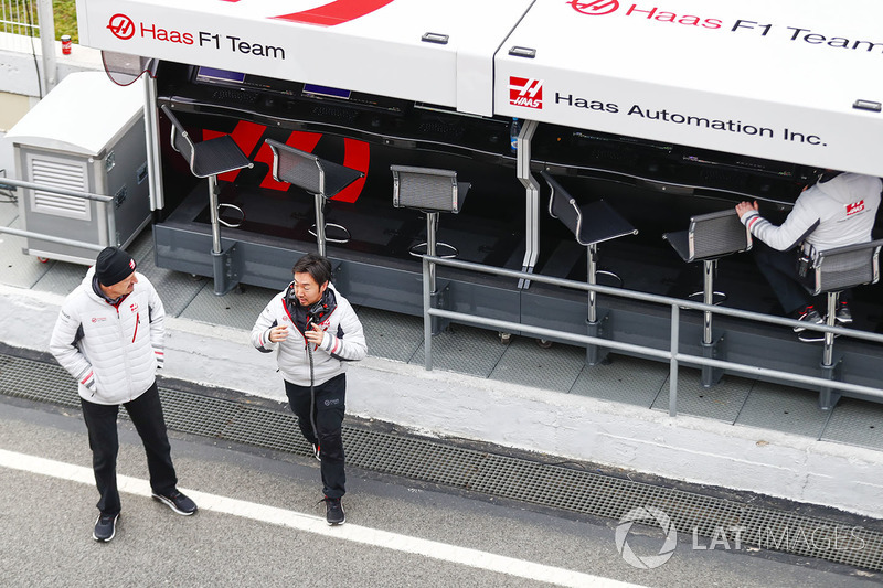 Guenther Steiner, Team Principal, Haas F1 Team, Ayao Komatsu, Chief Race Engineer, Haas F1 Team