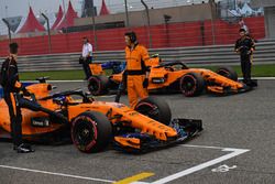 Fernando Alonso, McLaren e Stoffel Vandoorne, McLaren in griglia